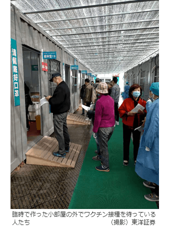 臨時で作った小部屋の外でワクチン接種を待っている人たち（撮影）東洋証券