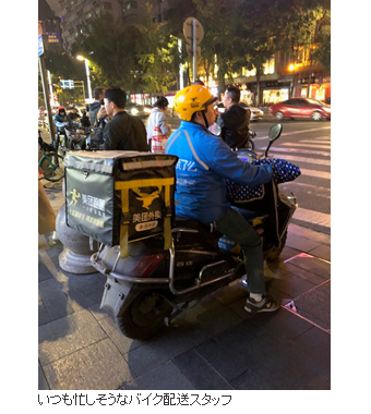 いつも忙しそうなバイク配送スタッフ