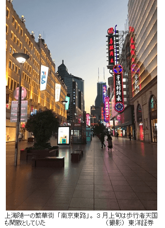 上海随一の繁華街「南京東路」。3月上旬は歩行者天国も閑散としていた